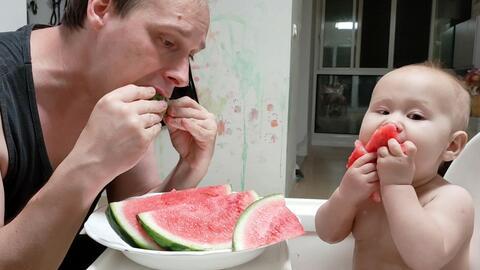 西瓜视频小孩吃瓜,小萌娃西瓜盛宴欢乐瞬间