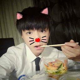 王俊凯化妆吃瓜视频,化妆吃瓜视频引网友热议