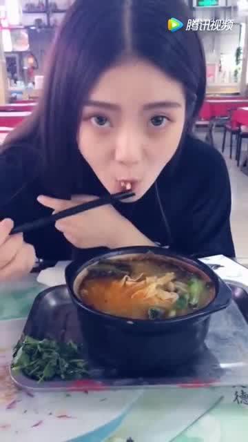 台湾表妹吃瓜图片视频,表情包走红网络！