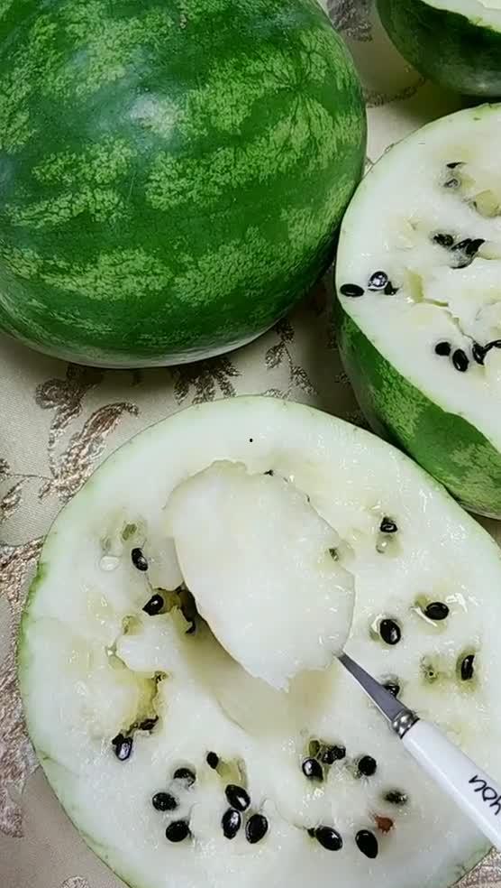 东北吃哈密瓜蘸酱视频,哈密瓜蘸酱的独特吃法大揭秘
