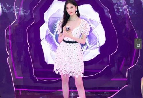 白衣服女子吃瓜视频播放,瓜田李下，谁才是幕后推手？