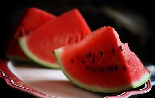 小编吃冰瓜视频,跟随小编一起畅享冰瓜美味时光