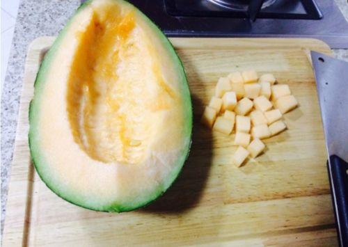 日本老公吃哈密瓜视频,甜蜜滋味引发跨国美食共鸣