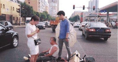 车祸吃瓜老人视频真实,吃瓜老人见证生死瞬间