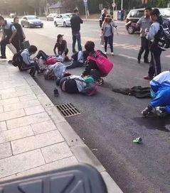 车祸吃瓜老人视频真实,吃瓜老人见证生死瞬间