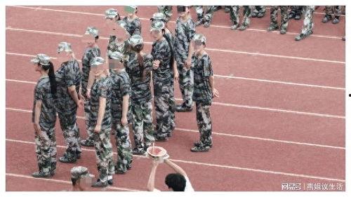 吃瓜女生跳舞军训视频在线观看,舞蹈视频走红网络，在线观看引热议