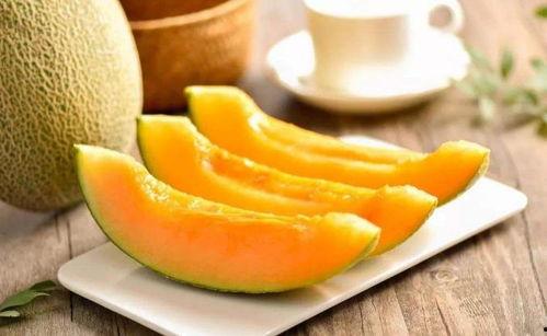 搞笑视频女人吃哈密瓜,女子挑战吃瓜大赛，笑料百出！