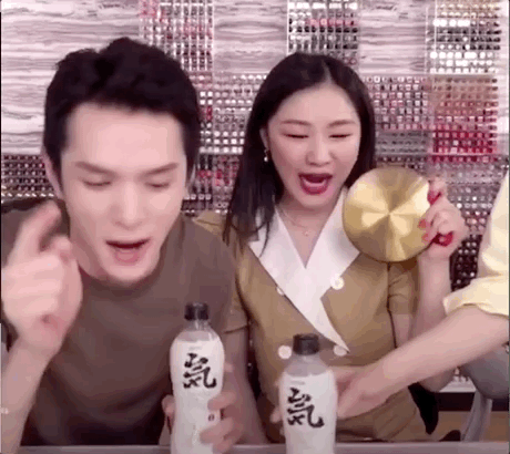 订婚现场吃瓜视频播放在线观看,订婚宴席吃瓜视频，在线观看揭秘甜蜜瞬间