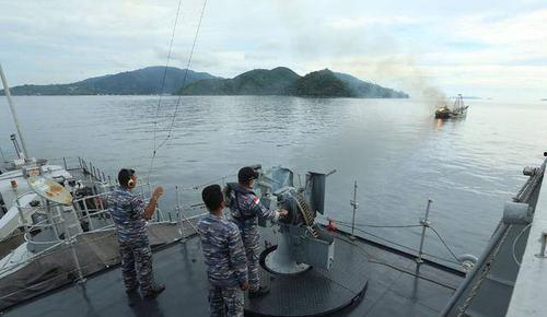 军演渔船吃瓜视频,海上实弹演习引发民众热议