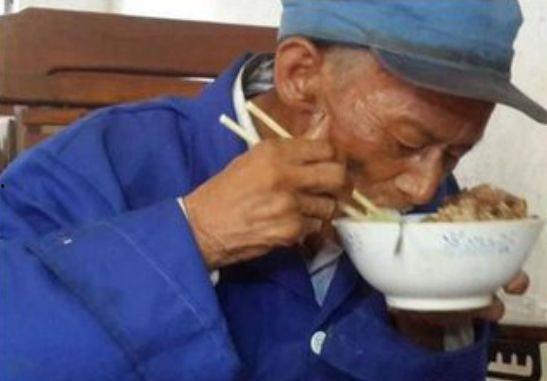 西藏大爷吃瓜事件真相视频,真相视频曝光背后的故事