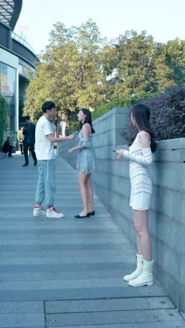 广西情侣吵架吃瓜视频播放,情侣相处之道引关注