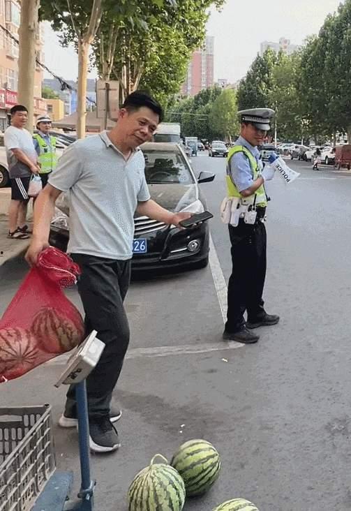 泥城警察吃瓜事件视频,网络热议背后的真相与反思