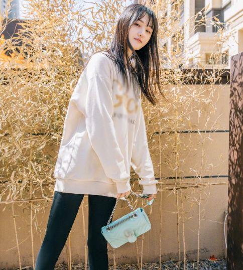 粉衣少女吃瓜视频,揭秘娱乐圈幕后真相