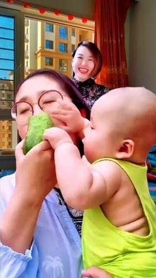 萌娃吃瓜李白视频,萌态百出引网友热议