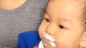 萌娃吃瓜李白视频,萌态百出引网友热议