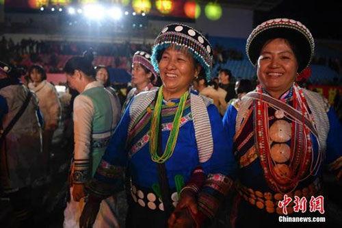 傈僳族小伙吃瓜视频大全,带你领略民族风趣