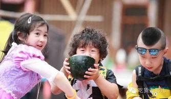 萌娃看爸爸吃瓜视频,萌态百出萌翻网友