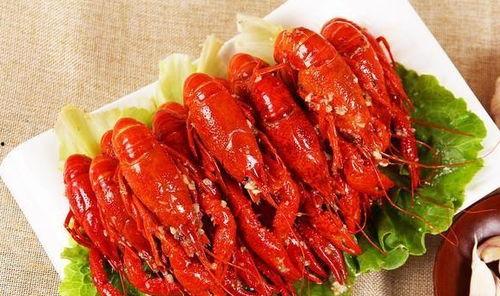 赖神和瓜妹吃小龙虾视频,美食狂欢，欢乐无限