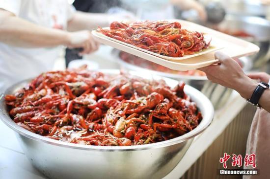 赖神和瓜妹吃小龙虾视频,美食狂欢，欢乐无限