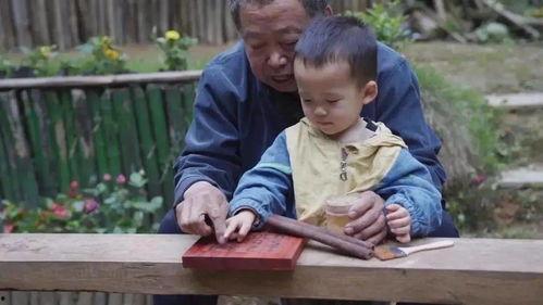 两个回民阿爸吃瓜视频,共享夏日清凉时光