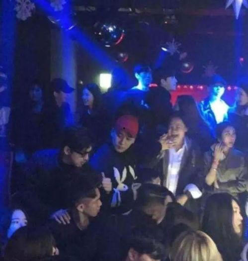 酒吧舞台吃瓜事件视频,一场意外引发的社交风波