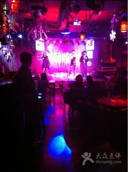 酒吧舞台吃瓜事件视频,一场意外引发的社交风波